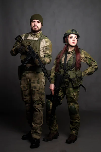 スタジオでの迷彩服姿の兵士のポーズ — ストック写真