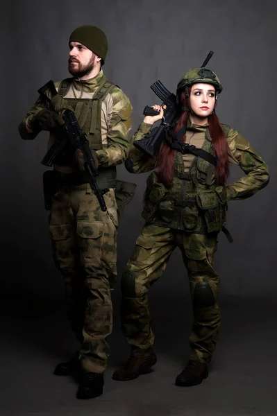 Deux soldats en tenue de camouflage posent dans un studio — Photo