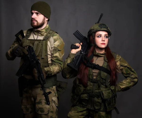 Deux soldats en tenue de camouflage posent dans un studio — Photo