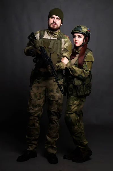 Twol soldados em roupas de camuflagem posa em um estúdio — Fotografia de Stock
