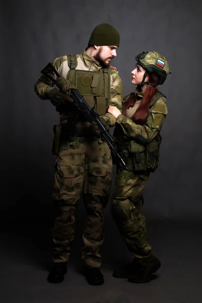 Twol soldiers in camouflage clothing poses in a Studio — Stock Photo, Image
