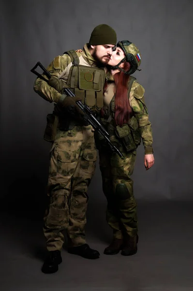 Deux soldats en tenue de camouflage posent dans un studio — Photo