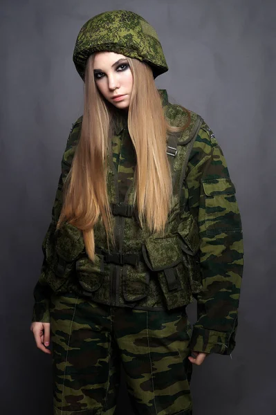 Kamuflaj kıyafeti giymiş bir kız asker stüdyoda poz veriyor. — Stok fotoğraf