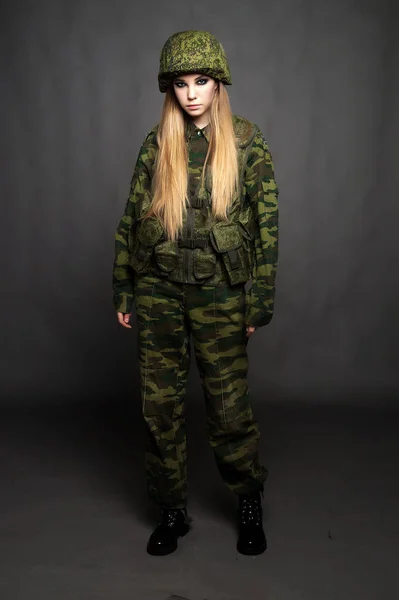 迷彩服の少女兵士がスタジオでポーズをとる — ストック写真