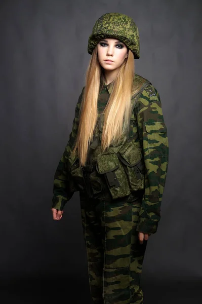 A girl soldier in camouflage clothing poses in a Studio — Stock Photo, Image