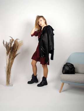 Kameradaki güzel sarışın kız. İç mekan portresi.