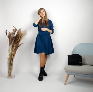 Kameradaki güzel sarışın kız. İç mekan portresi.