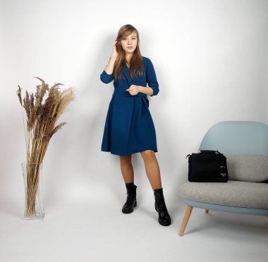 Kameradaki güzel sarışın kız. İç mekan portresi.