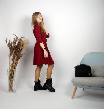 Kameradaki güzel sarışın kız. İç mekan portresi.