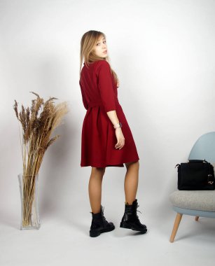 Kameradaki güzel sarışın kız. İç mekan portresi.