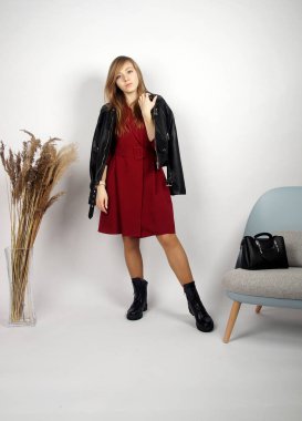 Kameradaki güzel sarışın kız. İç mekan portresi.