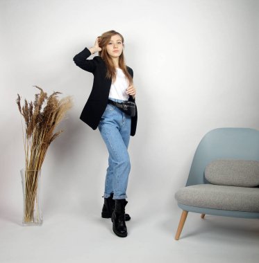 Kamerada poz veren güzel sarışın kız.