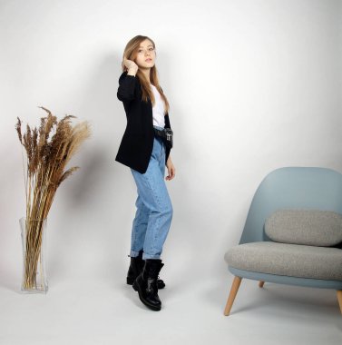 Kamerada poz veren güzel sarışın kız.