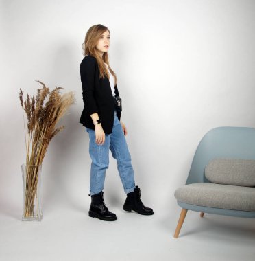 Kamerada poz veren güzel sarışın kız.