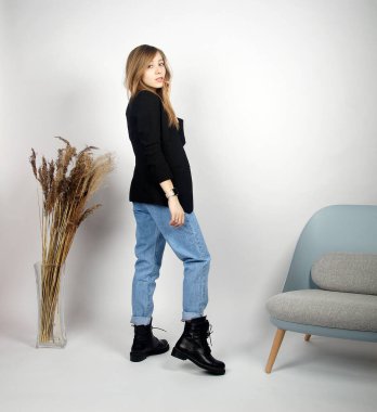 Kamerada poz veren güzel sarışın kız.