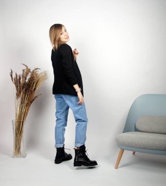 Kamerada poz veren güzel sarışın kız.