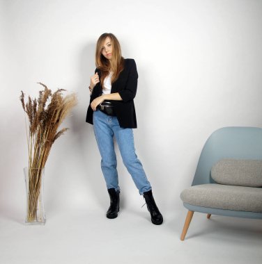 Kamerada poz veren güzel sarışın kız.