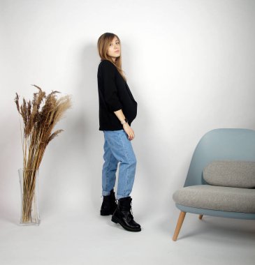 Siyah ceketli güzel sarışın kız kameraya poz veriyor.