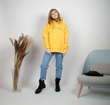 Kamerada poz veren güzel sarışın kız.