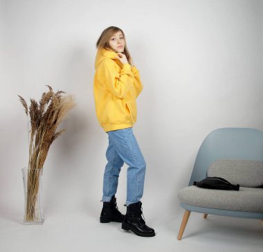 Kamerada poz veren güzel sarışın kız.