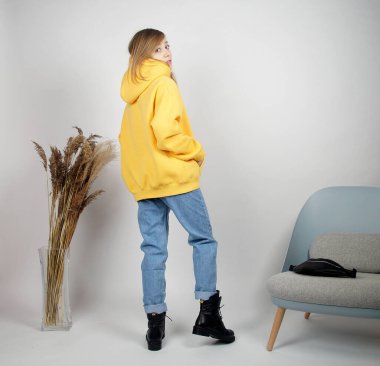 Kamerada poz veren güzel sarışın kız.