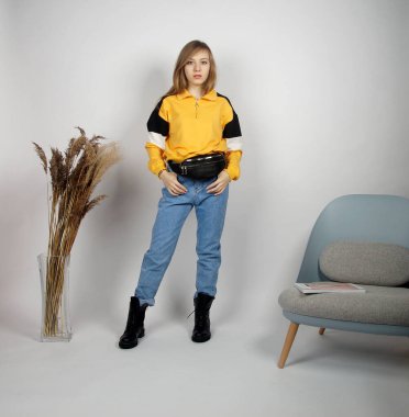 Kamerada poz veren güzel sarışın kız.