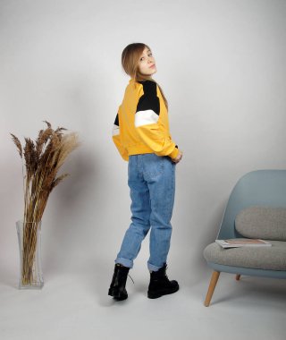 Kamerada poz veren güzel sarışın kız.