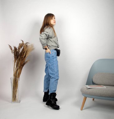 Kamerada poz veren güzel sarışın kız.