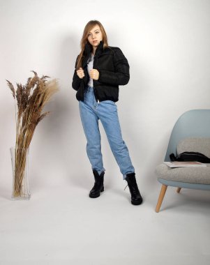 Kamerada poz veren güzel sarışın kız.