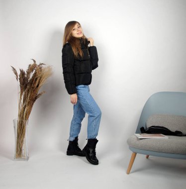 Kamerada poz veren güzel sarışın kız.