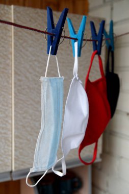 İpte bir sürü maske asılı..