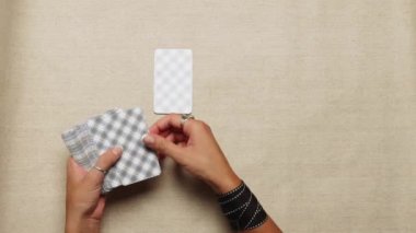 Genç Kadın Tarot Kartlarını Karıştırıyor