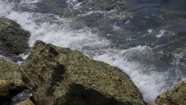 Fale morskie uderzają w skalisty brzeg. — Wideo stockowe