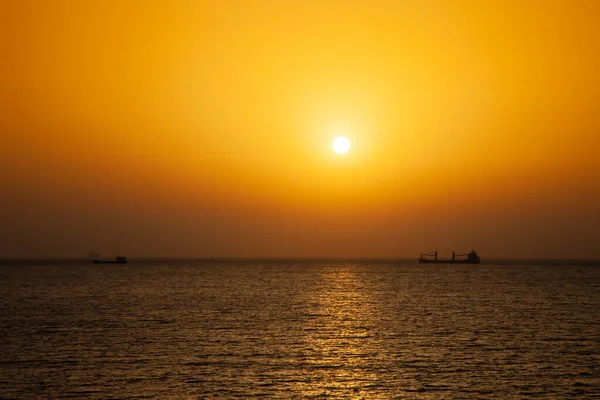 Coucher de soleil dans la mer Méditerranée. Vue sur le pont du navire de croisière — Photo