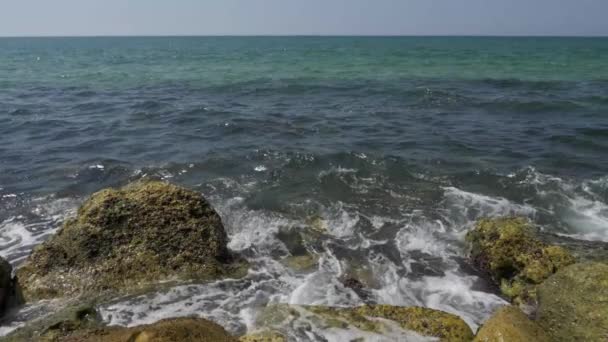 Havet bølger knuser på den stenede kyst – Stock-video