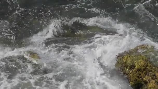 Морські хвилі дроблять на скелястому березі — стокове відео