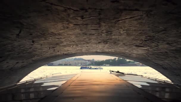 Langs onder de brug in Sint-Petersburg. Neergeschoten vanaf een rondvaartboot. Langzame beweging — Stockvideo