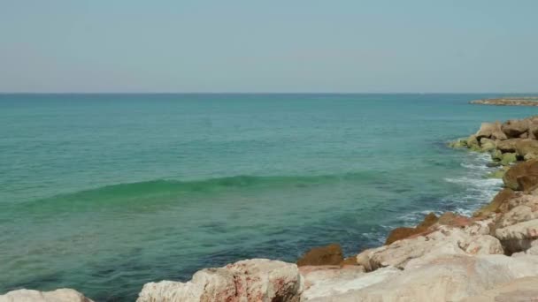 Las olas del mar se aplastan lentamente en la costa rocosa. Buen tiro. cámara lenta 4K — Vídeo de stock