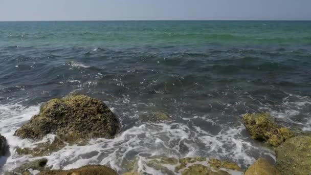 Ondas do mar estão esmagando a costa rochosa — Vídeo de Stock