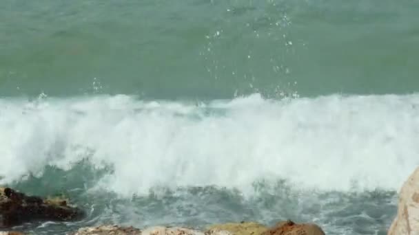 Las olas del mar se aplastan lentamente en la costa rocosa. cámara lenta 4K — Vídeos de Stock