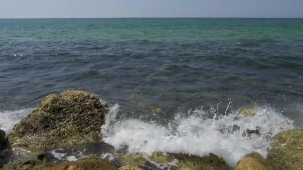 Ondas do mar estão esmagando a costa rochosa — Vídeo de Stock
