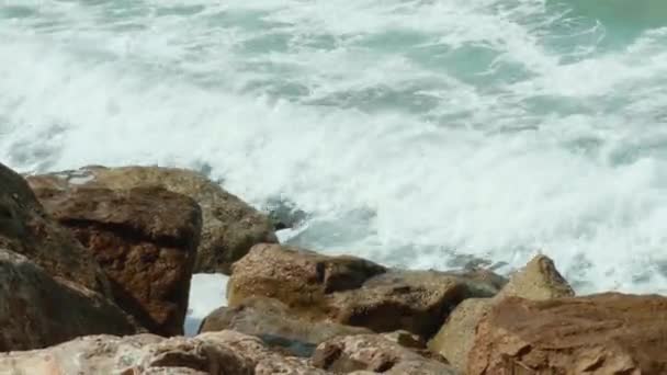 Sea waves slowly crushing onto the rocky shore. Slow motion 4K — Stock Video