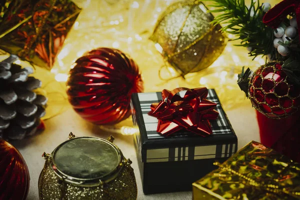 クリスマスのお祝いの装飾セットとギフトボックス — ストック写真