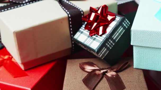 Set di scatole regalo di diverse dimensioni e colori. Dolly Out Shot. 4K — Video Stock