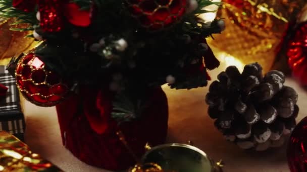 Ensemble de décoration festive de Noël. Lumières de Noël et coffret cadeau. Dolly Slider Shot. 4K 