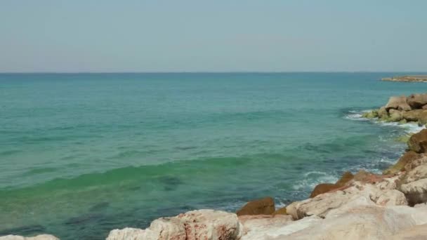 Las olas del mar se aplastan lentamente en la costa rocosa. Buen tiro. cámara lenta 4K — Vídeo de stock