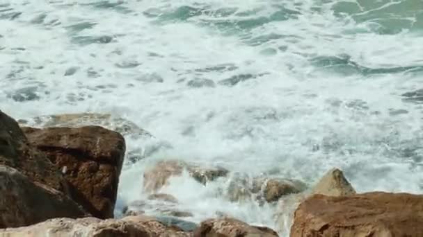 Deniz dalgaları yavaşça kayalık kıyıya çarpıyor. Yavaş çekim 4K — Stok video