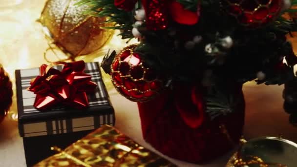 Ensemble de décoration festive de Noël. Lumières de Noël et coffret cadeau. Dolly Slider Shot. 4K 