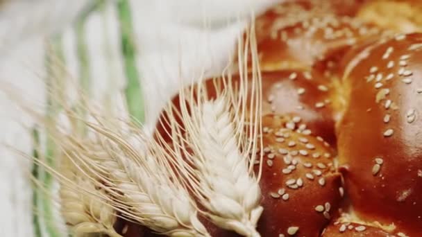 Традиційний єврейський хліб з нарізаною халлою для шабату. Вуха пшениці. Доллі стріляла. Повільний рух. 4k — стокове відео