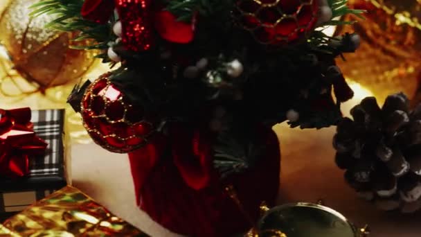 Ensemble de décoration festive de Noël. Lumières de Noël et coffret cadeau. Dolly Slider Shot. 4K 